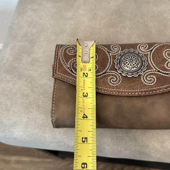 Blazin Roxx Concho Wallet Clutch Wristlet Brown Embroidery - Picture 2 of 9